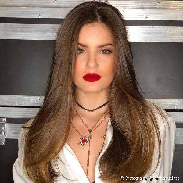 Camila Queiroz já apostou no SuperStay Matte Ink Pioneer para criar uma maquiagem com batom vermelho (Foto: Instagram @camilaqueiroz)